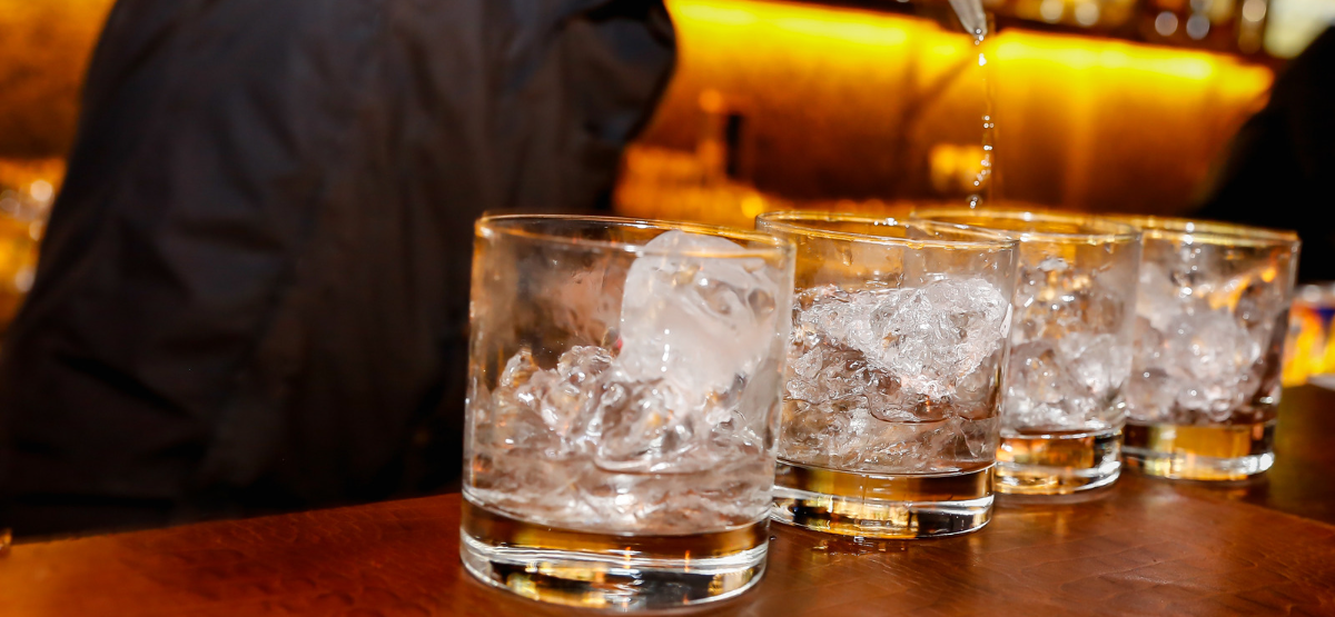 Highball-glasses-with-ice-on-bar-counter